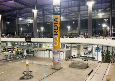 Columna con marketing espectacular de Cordia en el Aeropuerto de Málaga