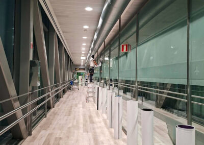 Vinilado de las cristaleras de diques del Aeropuerto de Málaga para Uber