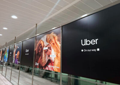 Vinilado de las cristaleras de diques del Aeropuerto de Málaga para Uber