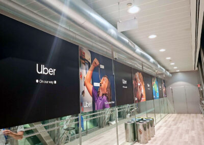 Vinilado de las cristaleras de diques del Aeropuerto de Málaga para Uber