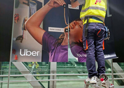 Vinilado de las cristaleras de diques del Aeropuerto de Málaga para Uber